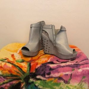 Normal ware cute studded wedges